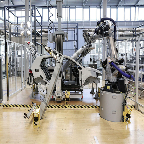 生产车间生产线中的骠马自动汽车装配机器人